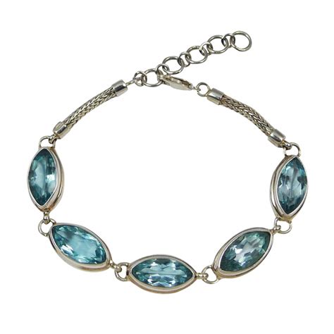 Gros plan sur un bracelet en topaze bleue, mettant en valeur la brillance et la couleur des perles.