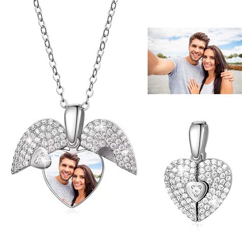 Image d'un collier Lanvin en forme de cœur et flèche