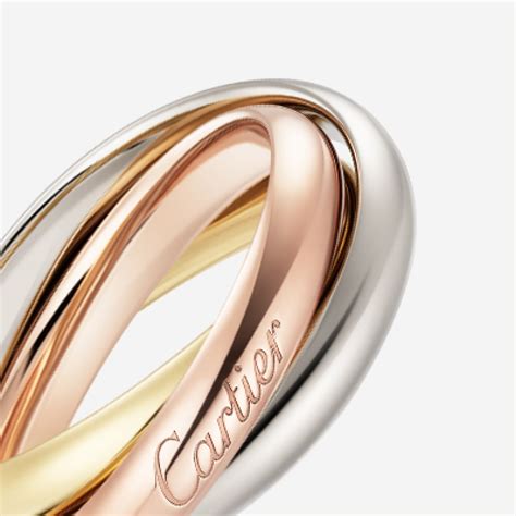 Photographie d'une sélection d'alliances Cartier Love en or de différentes couleurs.