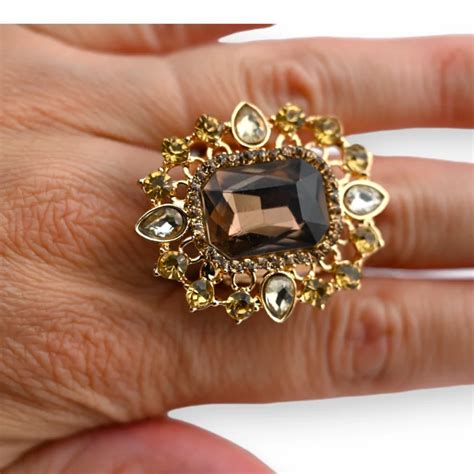 Bague fantaisie avec une grosse pierre rouge de forme ronde