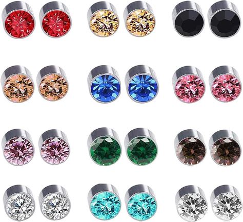 Vue rapprochée de différentes paires de boucles d'oreilles Swarovski, mettant en valeur la brillance des cristaux et la qualité des finitions.