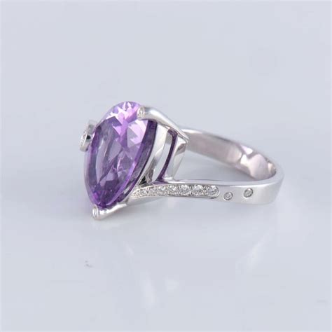 Image d'une bague élégante sertie d'une améthyste violette profonde.