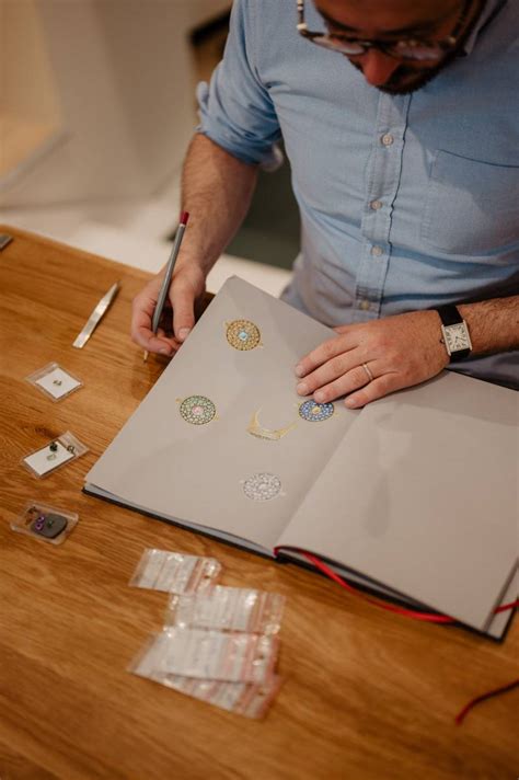 Infographie détaillant les étapes de création d'un bijou sur-mesure, du croquis à la finition