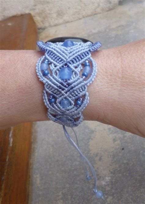 Photo d'un bracelet bicolore en macramé terminé