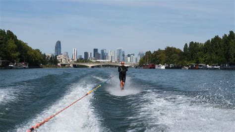 Photo de Pierre-Louis Germain en action sur un ski nautique, slalomant sur l'eau.