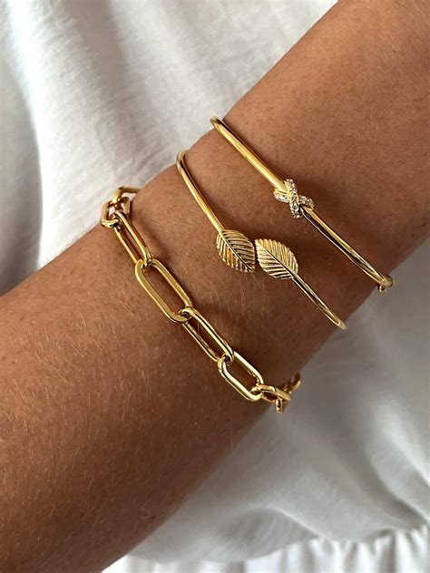 Image d'une sélection variée de bijoux féminins : colliers, bracelets, boucles d'oreilles et bagues