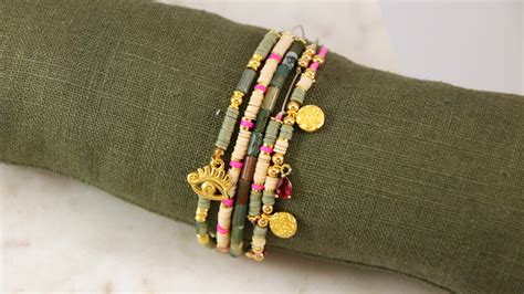 Un bracelet avec plusieurs charms colorés et symboliques