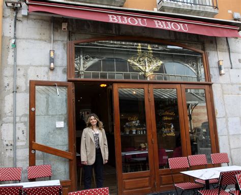 Intérieur du bar Bijou Bijou avec décoration florale et mobilier vintage