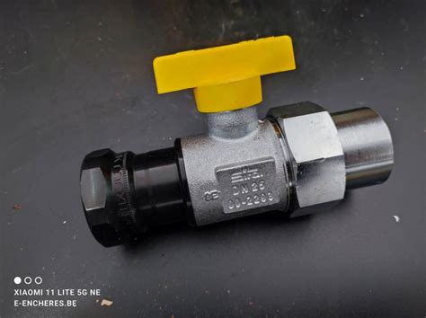 Vue d'une vanne d'arrêt de pipeline de gaz à détruire.