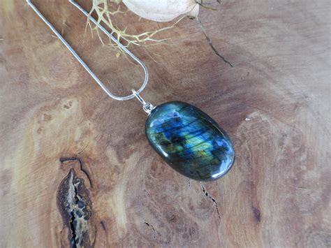 Exemples de bijoux en labradorite : bague, pendentif et bracelet mettant en valeur la labradorescence.