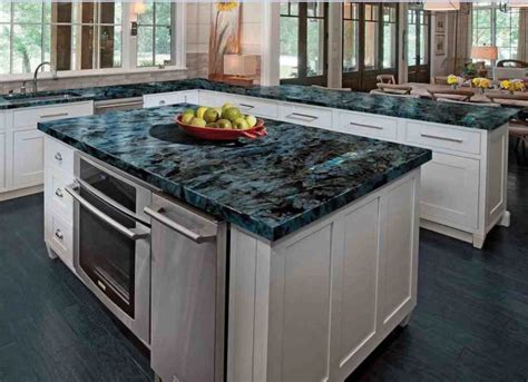 Plan de travail de cuisine en labradorite avec des reflets bleus et verts, mettant en évidence son aspect luxueux et unique.