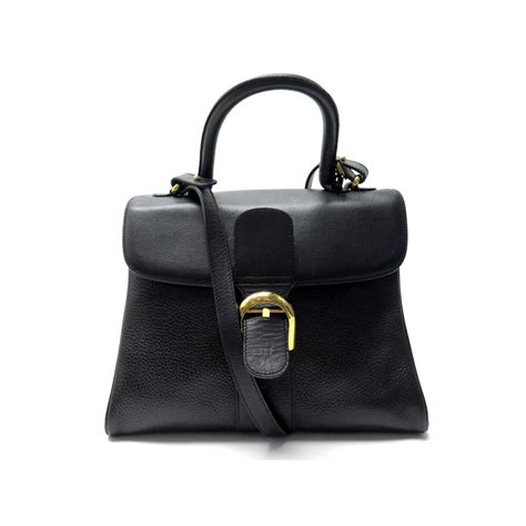 Illustration comparative de la qualité de fabrication entre un sac Delvaux et un sac Polène.