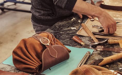 Gros plan sur les détails d'un sac de maroquinier artisanal mettant en évidence la qualité de la finition.