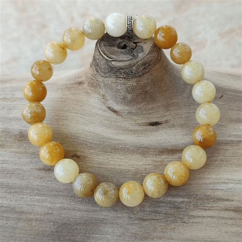 Un assortiment de bijoux en aventurine jaune : bracelet, collier et bague.