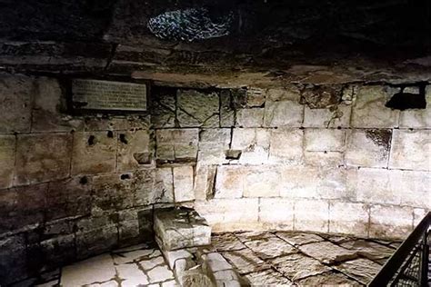 Autel édifié dans la prison Mamertine de Rome, également appelée Tullianum, où les apôtres Pierre et Paul furent détenus, avec une représentation de la croix de Saint-Pierre.