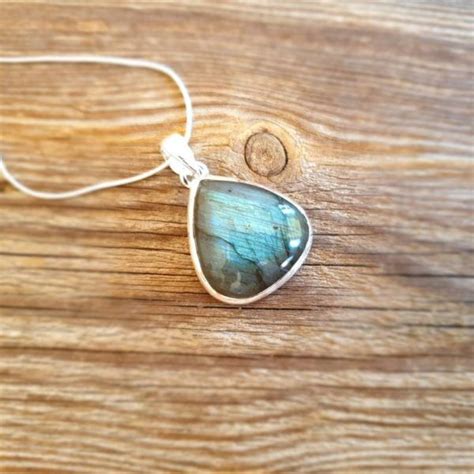 Pendentif en labradorite bleue aux reflets intenses