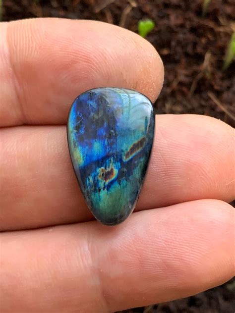 Exemple de spectrolite finlandaise aux couleurs vives