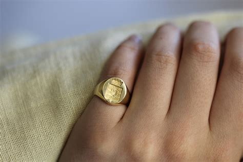 Représentation d'une chevalière ancienne sur un doigt