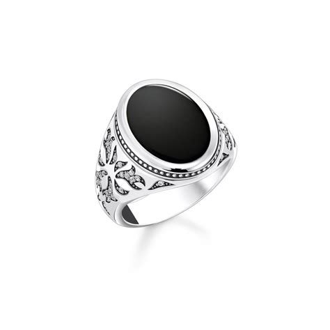 Photo détaillée d'une chevalière en argent massif sertie d'une pierre d'onyx noir, montrant la texture et la brillance du métal