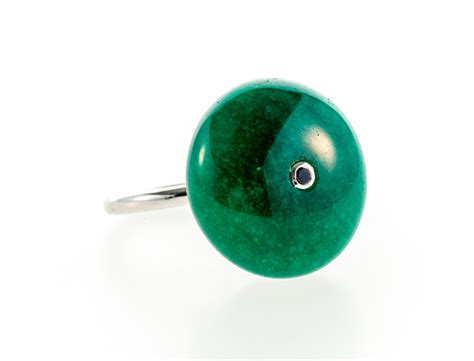 Photographie d'une bague en argent 925 sertie de cabochons colorés