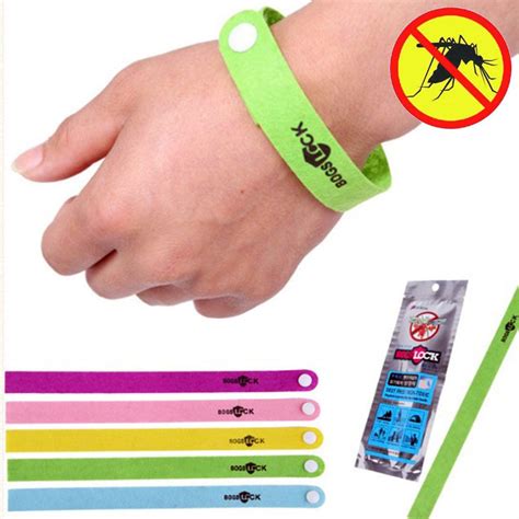 Photo illustrative d'un bracelet anti-moustique porté au poignet, avec un moustique posé à proximité.