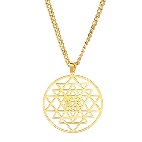 Photo d'un pendentif Sri Yantra en acier inoxydable avec différentes finitions.