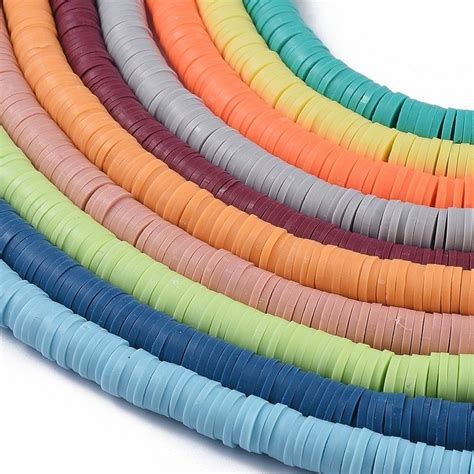 Diverses perles Heishi de différentes couleurs et matériaux