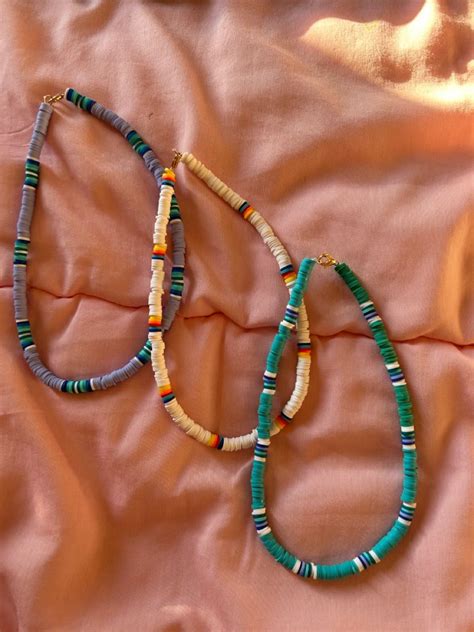 Groupe de surfeurs portant des colliers et bracelets Heishi