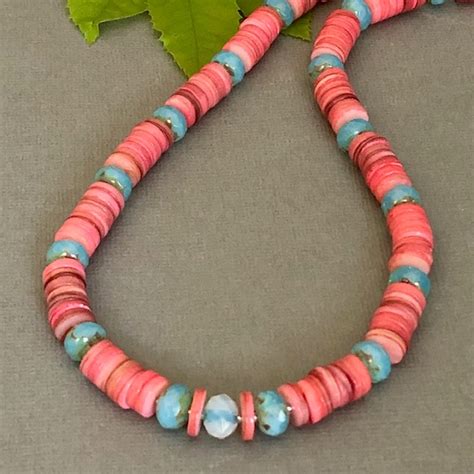 Exemple de collier Heishi combinant perles Heishi, pierres naturelles et breloques