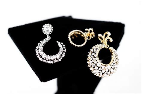 Collage de photos présentant des boucles d'oreilles pendantes, des créoles et des puces d'oreilles ornées de perles de culture.