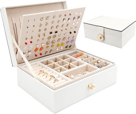 Photographie d'une boîte à bijoux élégante contenant des boucles d'oreilles en perle de culture.