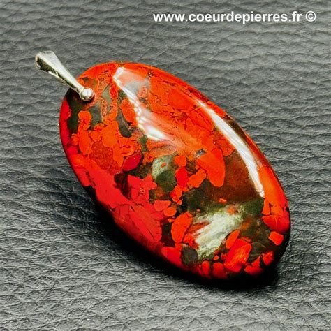 Photo de différents types de pendentifs en jaspe sanguin