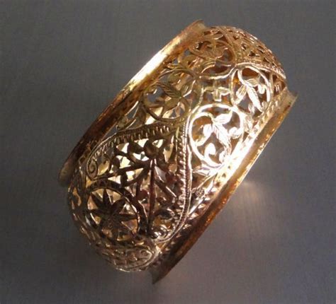 Représentation artistique d'un bracelet en or marocain orné de motifs traditionnels