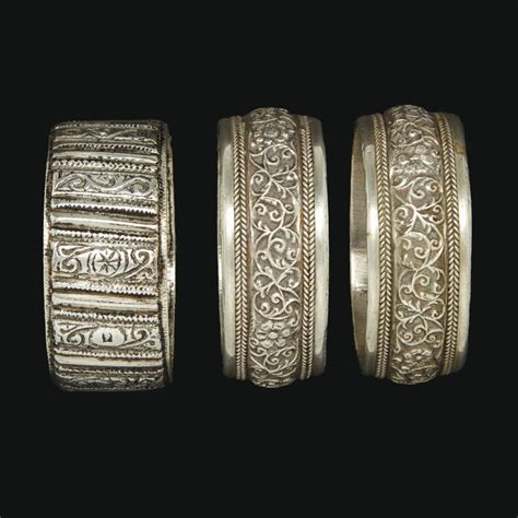 Mosaïque de différents styles de bracelets marocains pour hommes, mettant en avant la diversité des designs
