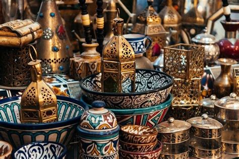 Artisan marocain travaillant sur un bracelet en or, montrant les techniques de martelage et de gravure