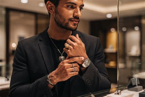 Image montrant un homme portant un bracelet en or marocain élégant, complétant sa tenue