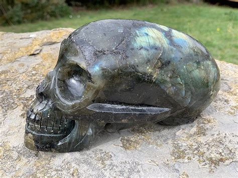 Photographie d'un crâne en labradorite aux reflets iridescents