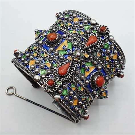 Artisan fabriquant un bijou kabyle en argent