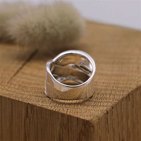 Diversité de bagues en argent contemporaines aux designs variés