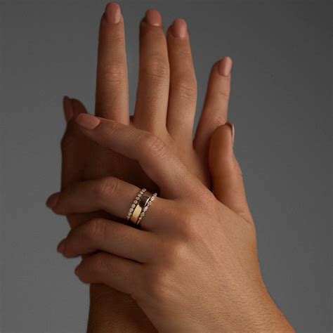 Collection d'alliances modernes avec superposition de bagues