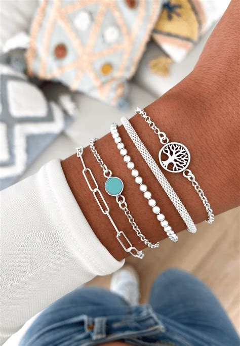 Schéma illustrant différentes manières de porter des bracelets fins en argent : seul, en accumulation, avec d'autres bijoux.