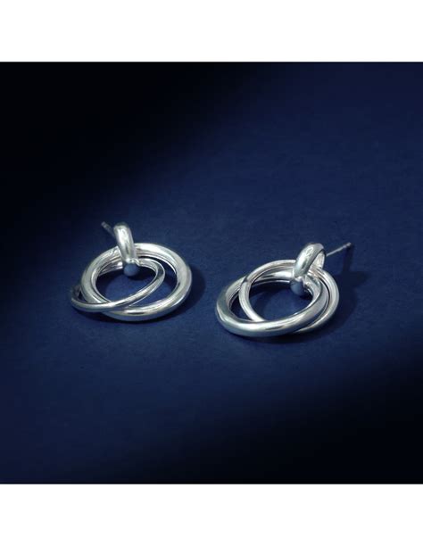 Gros plan sur une paire de boucles d'oreilles en argent 925, mettant en évidence le poinçon 