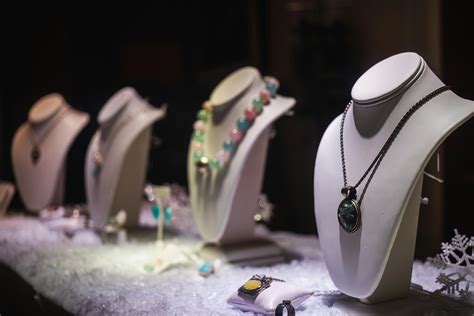 Bijoux en argent et pierres précieuses exposés dans une vitrine