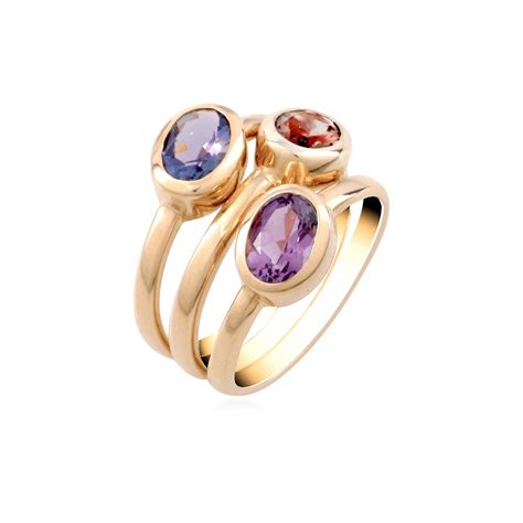 Bague sur mesure avec une pierre précieuse sertie
