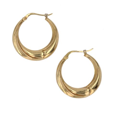 Collage de photos présentant les tendances actuelles : boucles d'oreilles sculpturales, créoles ovales, boucles d'oreilles à clous imposantes, accents de perles.