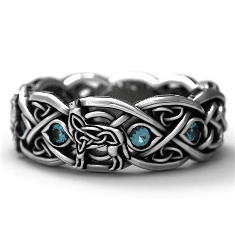 Illustration d'une bague celtique homme en argent avec des entrelacs