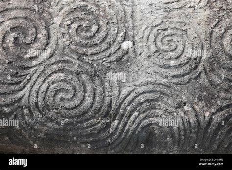 Photographie d'une spirale celtique gravée sur une pierre ancienne