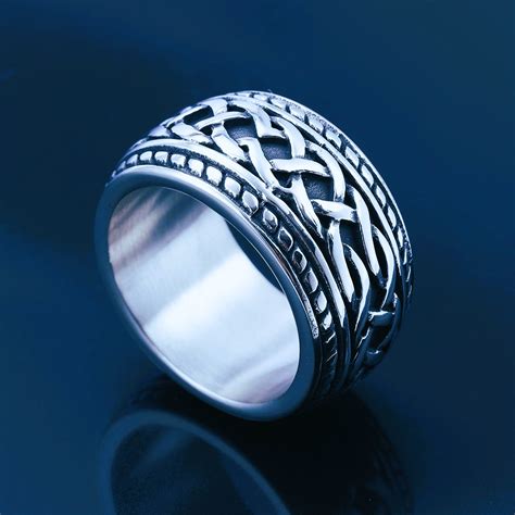 Vue rapprochée d'une bague en argent avec entrelacs celtiques et Triquetras