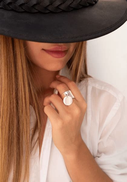 Gros plan sur le médaillon de la Bague Médaille Marc Deloche, illustrant le travail minutieux du pavage de diamants.