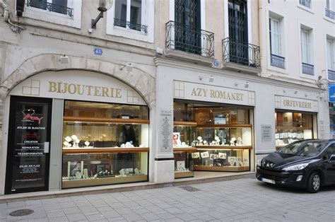Façade élégante de la bijouterie Roullet, située dans une rue piétonne de Rouen.